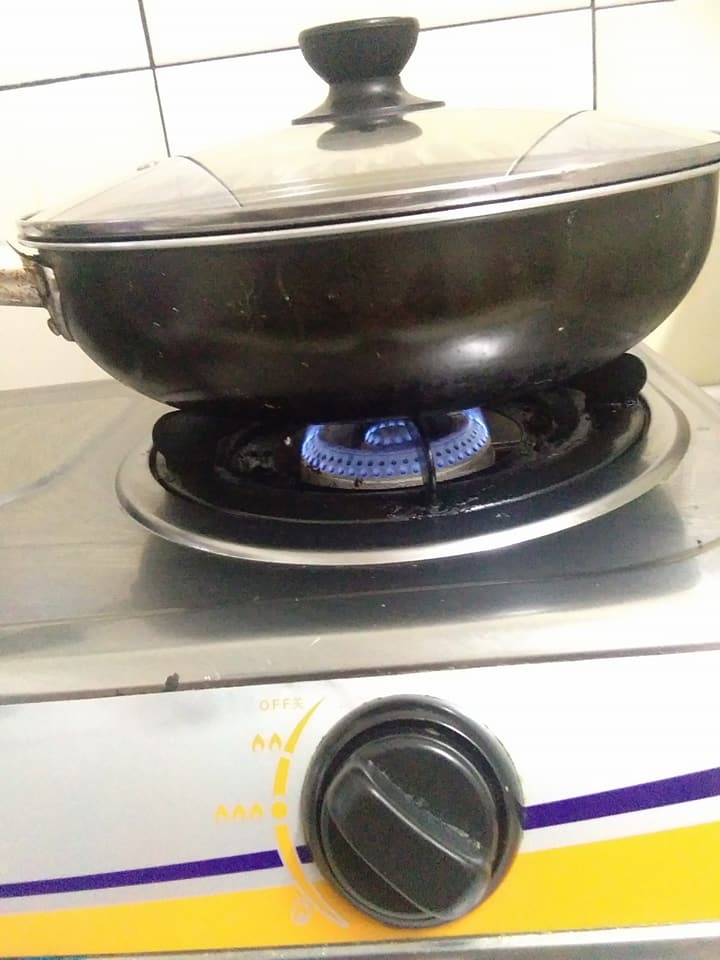 Wanita Ini Kongsi Cara Dia Bakar Biskut Raya Atas Dapur 