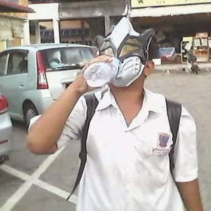Asalkan Husna Nak Ke Sekolah, Mak Rela Pakai Topeng Superhero Setiap Pagi