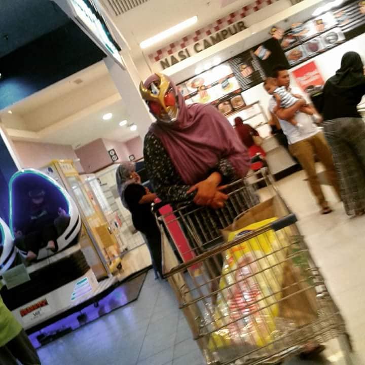 Asalkan Husna Nak Ke Sekolah, Mak Rela Pakai Topeng Superhero Setiap Pagi
