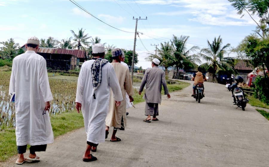 Dalam Belukar Ini Ada Masjid Yang Dah Mati, Kita Akan Bermalam Di Situ