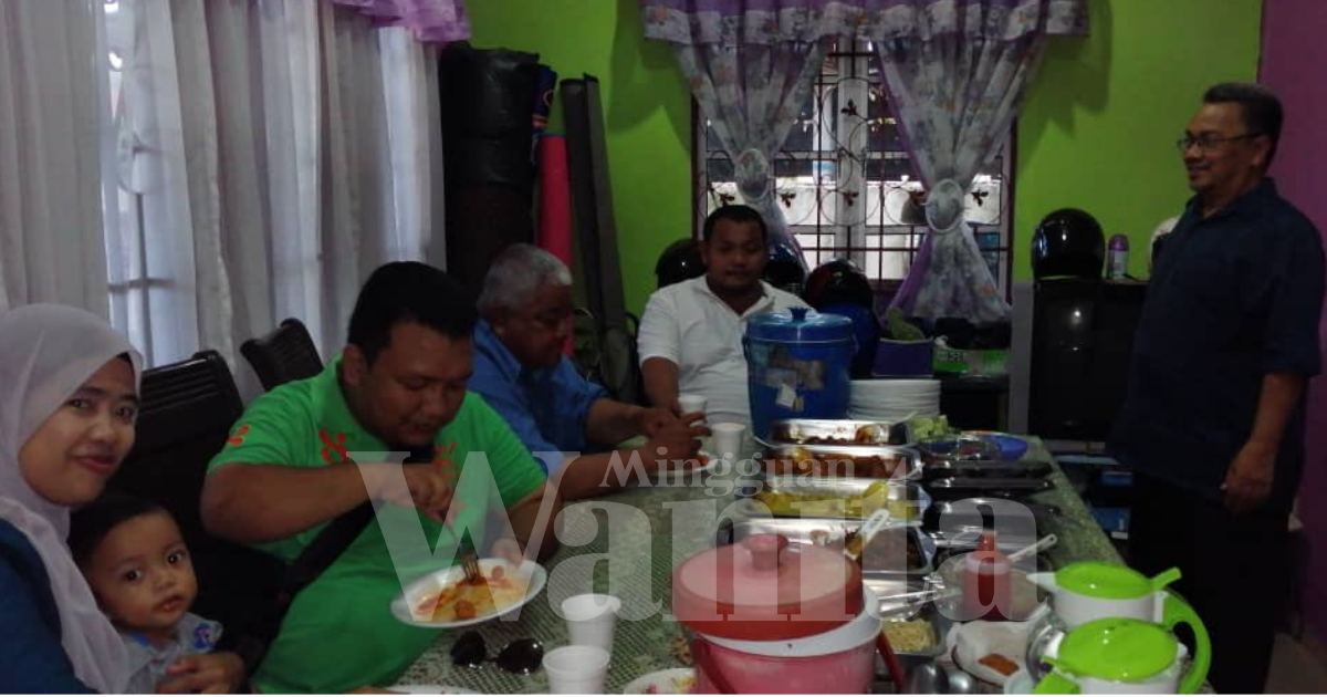 Rumah terbuka..isteri kelek anak, suami makan sedap-sedap
