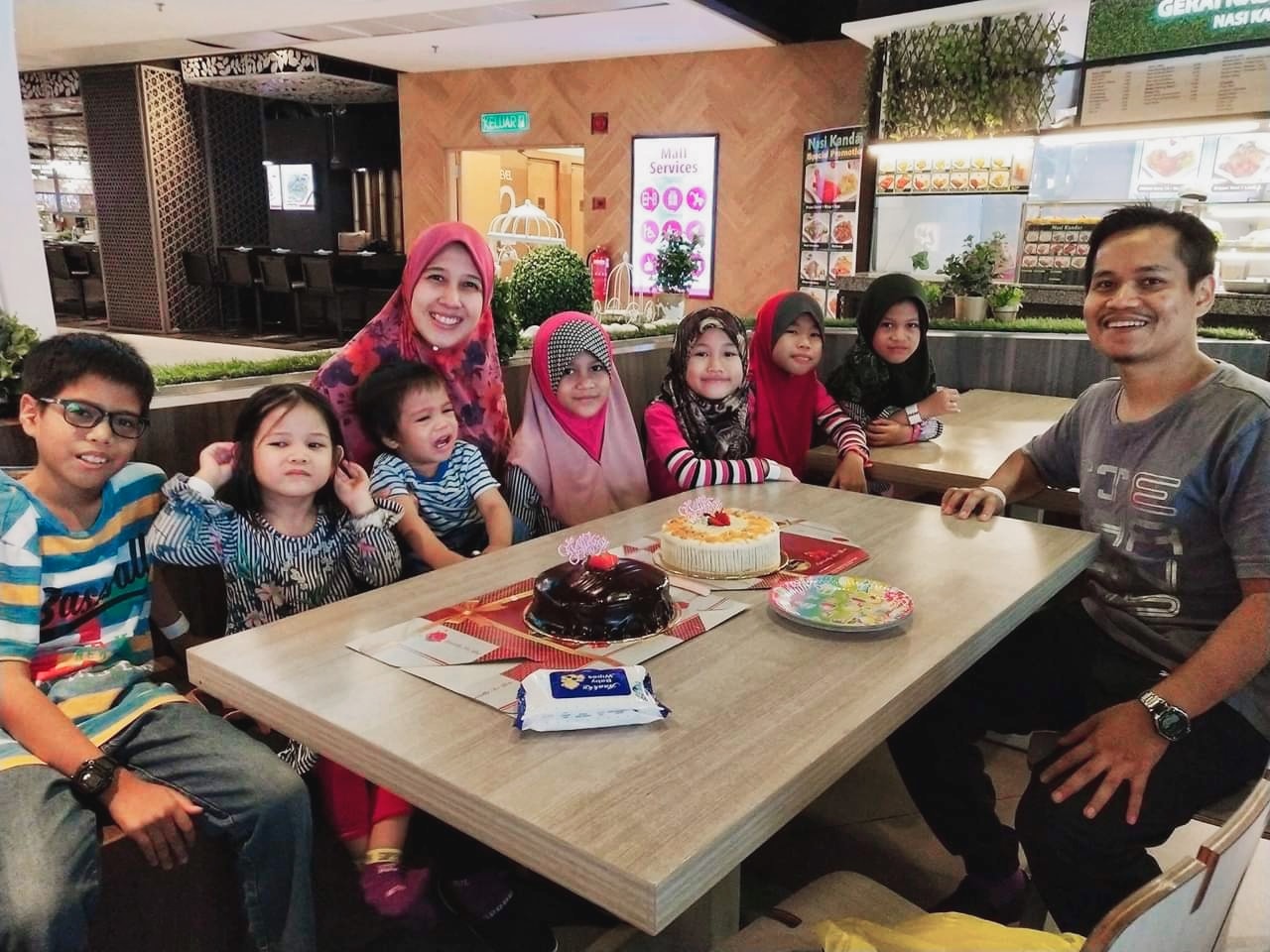 Suami Lumpuh, Anak 16 Berderet, Hebatnya Mak Sekolahkan Semua Sampai Universiti
