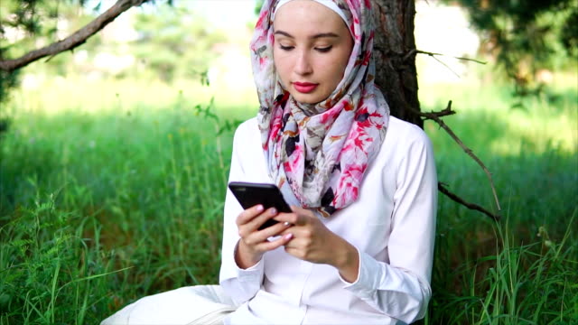 Dengar Suara Setiap Hari, Itu Ubat Tenang Suami Isteri Jarak Jauh